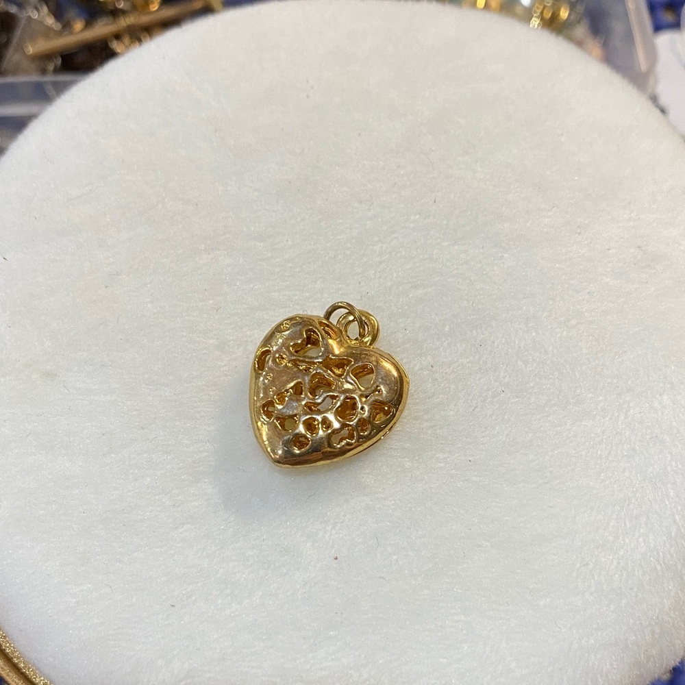 Elegant Heart Pendant - Picture 4 of 4